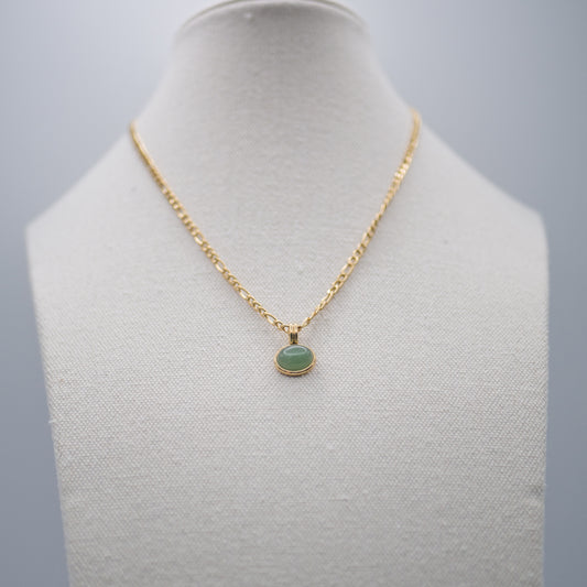 Collar dorado minimalista con bolita verde.